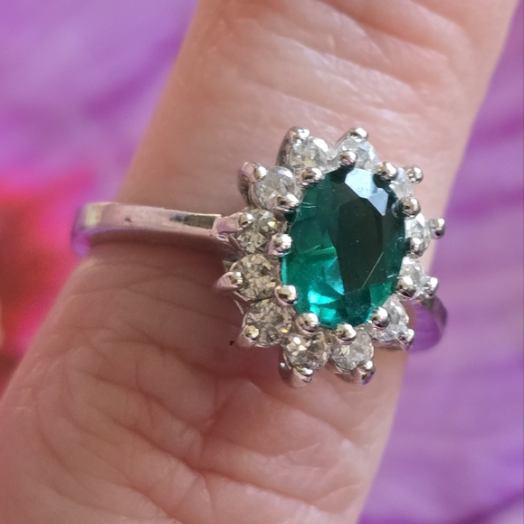 Vintage EDCO ring green gem halo silver tone cocktail retro Princess Diana - Picture 3 of 9